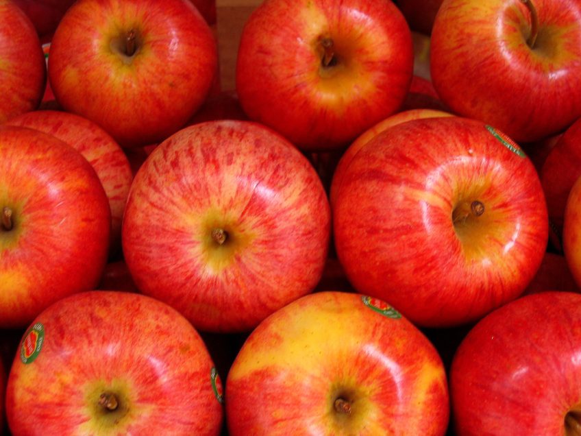 Wedding fruit apples