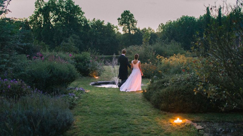 How to organize a wedding event?